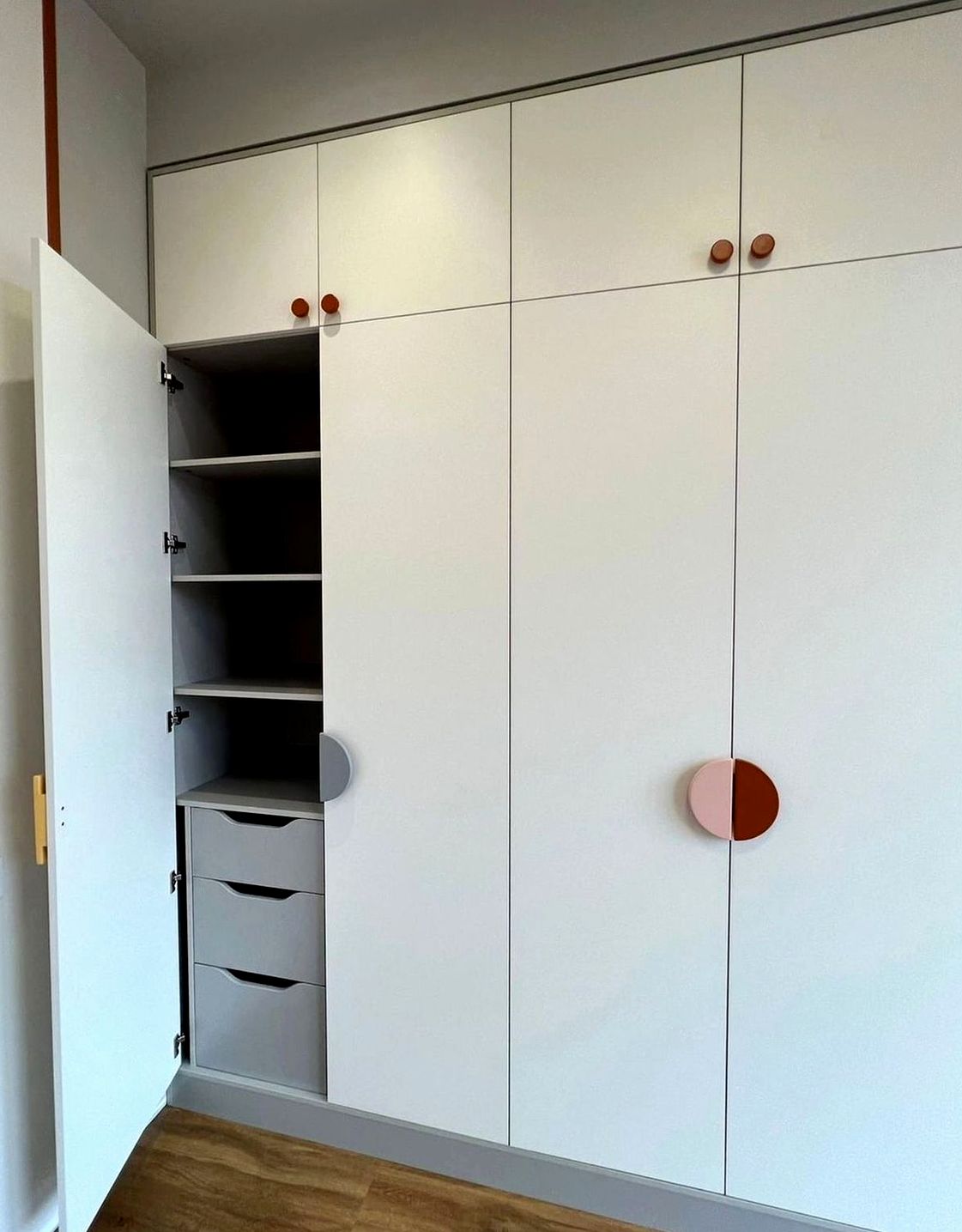 Шкаф под заказ №0802 — гардеробный шкаф до потолка | HOLZCOM