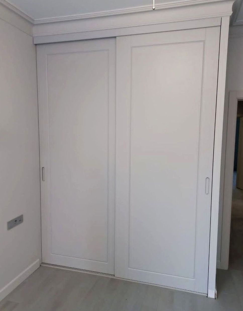 Шкаф под заказ №0806 — распашной шкаф в современном стиле | HOLZCOM