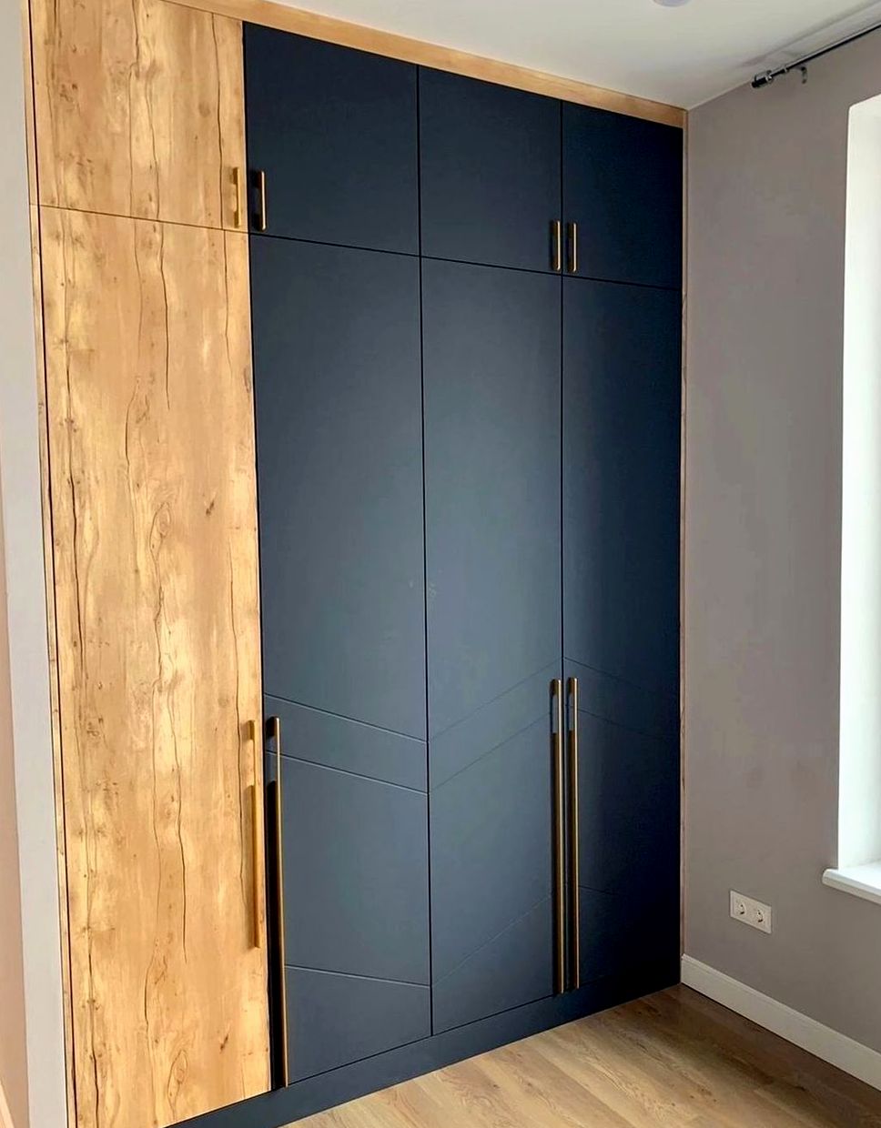 Шкаф под заказ №0844 — гардеробный шкаф до потолка | HOLZCOM