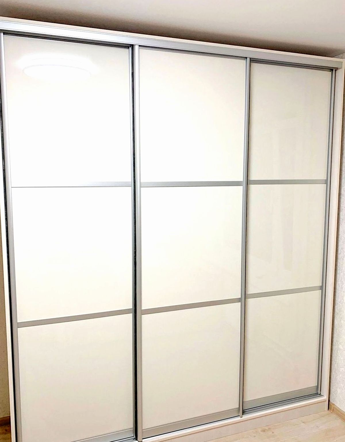 Шкаф под заказ №0884 — распашной шкаф в современном стиле | HOLZCOM