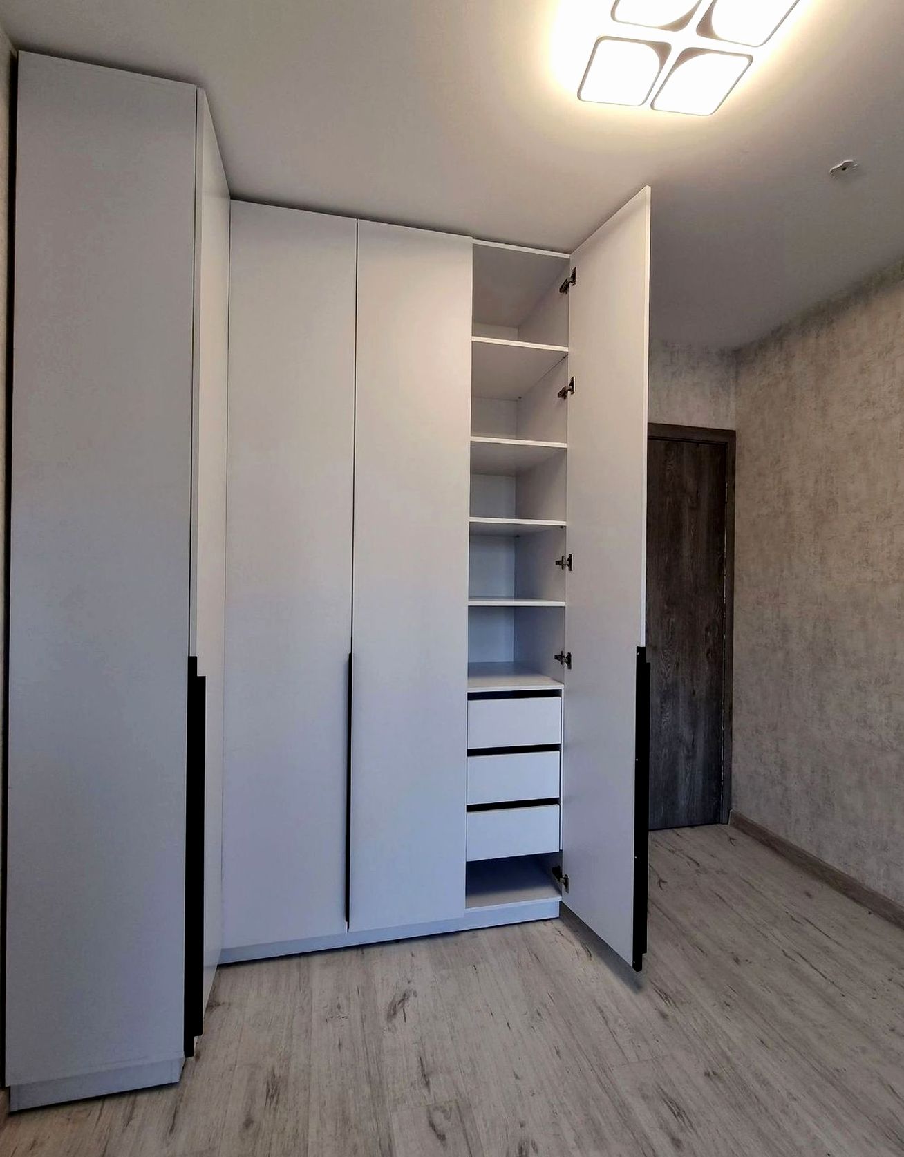 Шкаф под заказ №0916 — гардеробный шкаф до потолка | HOLZCOM