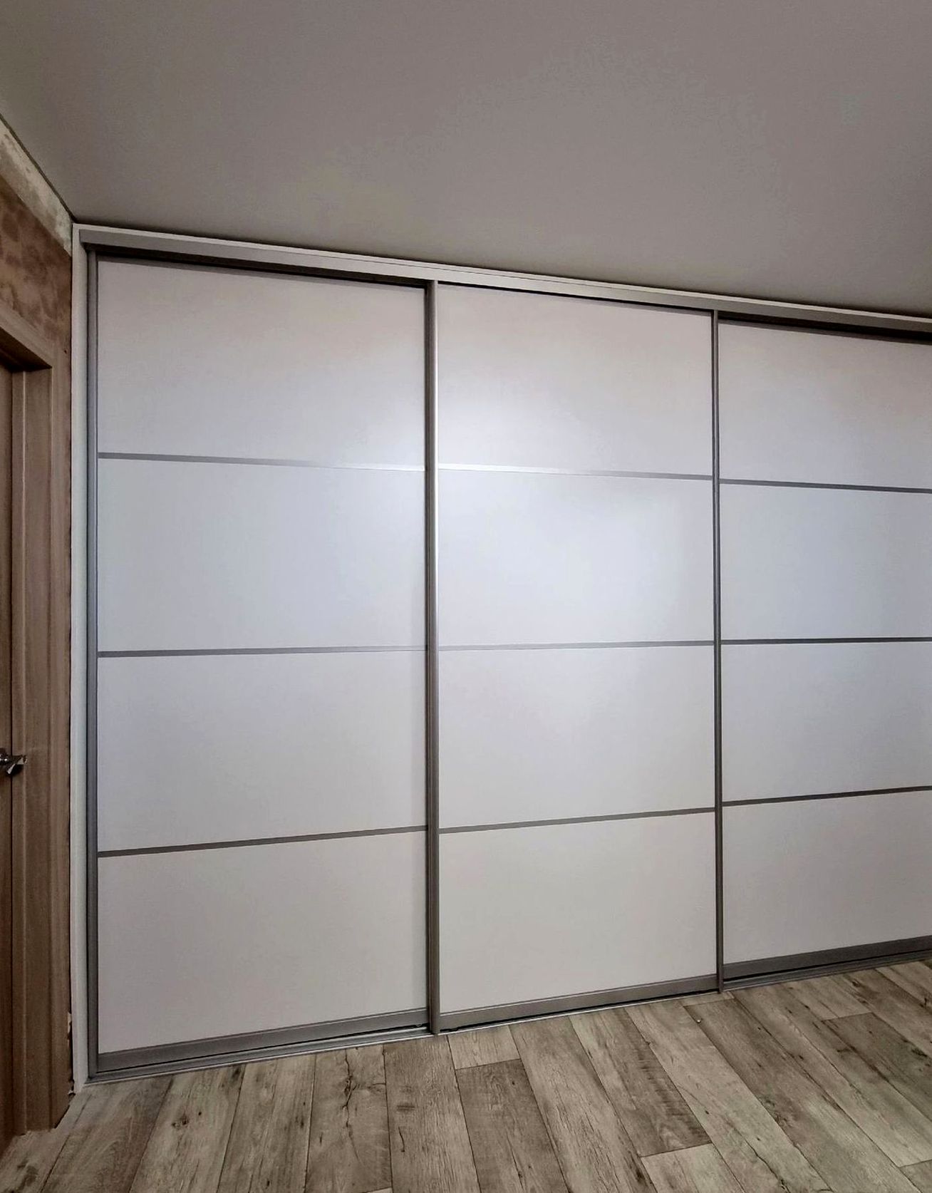 Шкаф под заказ №0922 — гардеробный шкаф до потолка | HOLZCOM